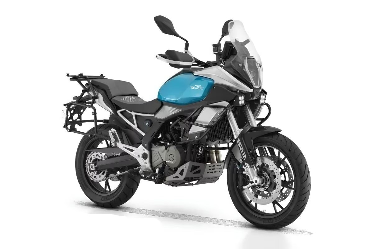 <div class='descrGalleryTitle'>QJ SRT 550 SX</div><div class='descrGalleryText'><p><b>5.290 euro</b> per una motocicletta intera, quanto una minicross. Eppure così parla il listino della<b> <a href="https://www.dueruote.it/moto-scooter/qj-motor/qj-motor-srt-550-sx/">SRT 550SX</a></b> proposta da QJMotor, l'azienda che possiede anche il marchio Benelli (e che prefigura probabilmente l’erede della TRK 502). Una “non-proprio-entry-level” perché nonostante la cilindrata poco impegnativa e l’aggressivo prezzo, la SRT 550SX <b>vanta una potenza massima di 56 cavalli </b>che la pone oltre i limiti della patente A2, mettendola in concorrenza con le 650 e 700 cinesi.&nbsp;Buone come spesso accade&nbsp;per QJ le dotazioni: sospensioni Marzocchi regolabili, forcellone in alluminio,&nbsp;ruote da 19”-17” con cerchi a raggi. <b>Ci sono il controllo di trazione, un display&nbsp;TFT con funzionalità mirroring</b> e navigazione, il paramotore in alluminio e il&nbsp;telaietto posteriore predisposto per l'ancoraggio delle valigie in alluminio e&nbsp;il top-case, offerti come optional a 990 euro. La sella a 805 mm è accessibile,&nbsp;anche se <b>il peso dichiarato di 220 kg in ordine di marcia </b>(col serbatoio da&nbsp;20,5 litri pieno) la rende non proprio un fuscello.</p>
</div>